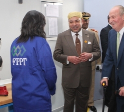 Don Juan Carlos y Mohammed VI conversan con una de las alumnas del Centro de Formación e Inserción de Jóvenes de Bouknadel